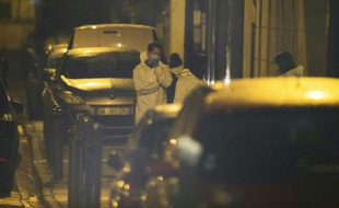 Des enquêteurs de la police scientifique accompagnent une opération de police, le 25 mars 2016 à Argenteuil