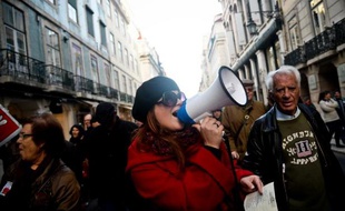 Des milliers de manifestants sont descendus samedi dans les rues des principales villes du Portugal, à l'appel des syndicats, pour protester contre la politique d'austérité du gouvernement de centre droit et exiger sa démission.