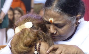 Pontoise, le 19 octobre 2014. Amma, gourou indienne, est venue en France donner le "darshan" (étreinte) à ses fidèles.