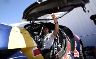 Le Français Cyril Despres à bord de sa Peugeot, avant le départ du Dakar, le 2 janvier 2015.