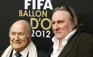 Gérard Depardieu avec le président de la Fifa, Sepp Blatter, lors de la remise du Ballon d'Or le 7 janvier 2013.