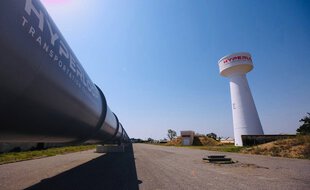 Sur la piste de Francazal, au sud de Toulouse, où est installée la piste d'essai d'Hyperloop TT.