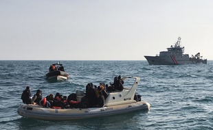 (Illustration) Cette photo publiée par la Société Nationale de Sauvetage en Mer (SNSM) le 18 février 2019 montre des sauveteurs britanniques secourir une vingtaine de migrants sur un bateau semi-rigide, qui tentaient de traverser la Manche depuis la France.