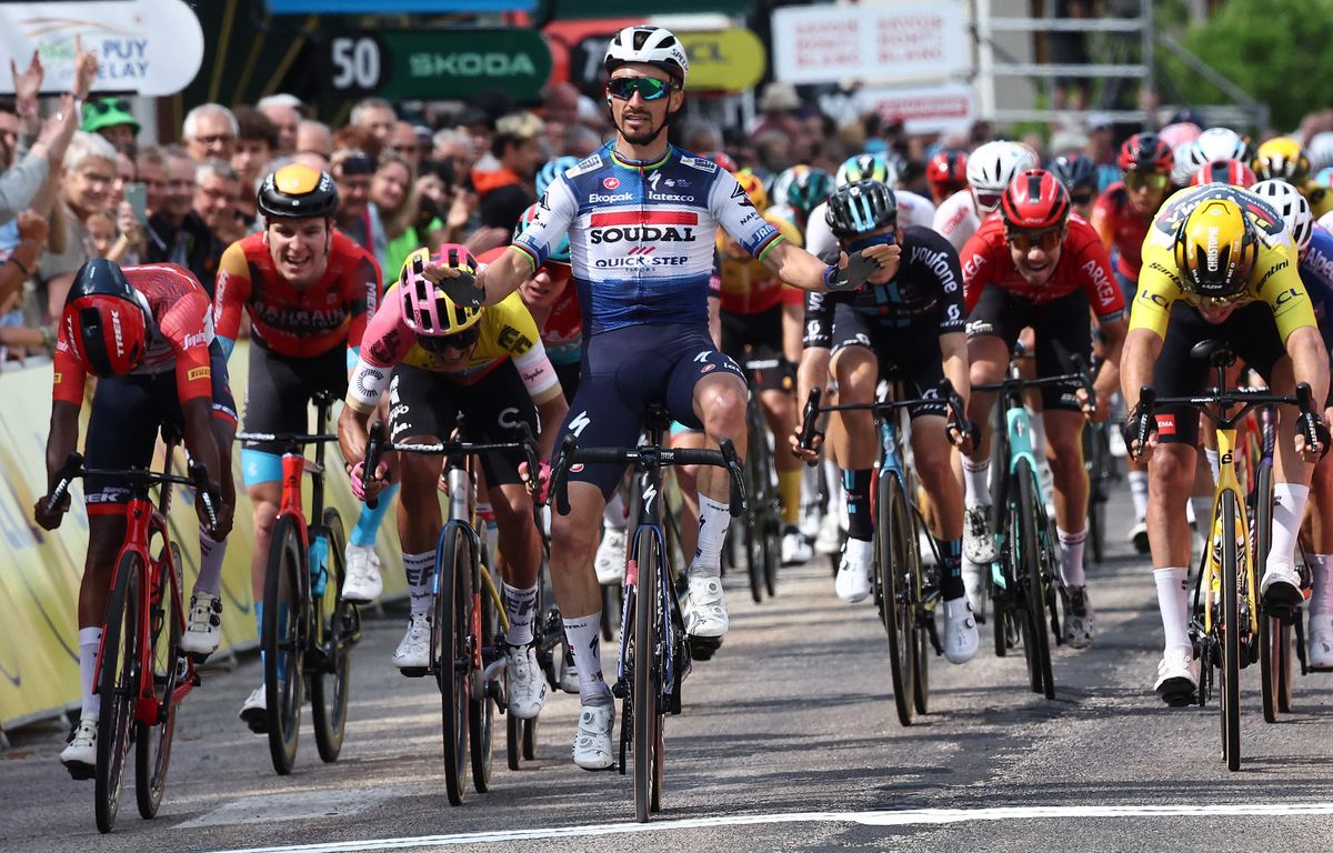 Crit rium du Dauphin De retour Julian Alaphilippe remporte la