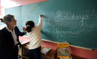 Illustration d'un cours d'anglais dans une école primaire.