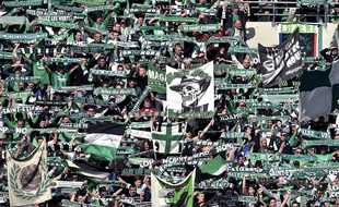Les supporters stéphanois, ici en mars dans le Chaudron lors d'un match nul (2-2) en Ligue 1 contre le FC Metz.