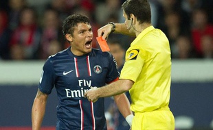 Thiago Silva reçoit un carton rouge de la part de M. Castro, le 5 mai 2013