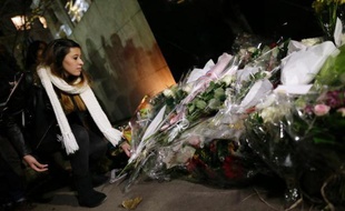 Plusieurs dizaines de bouquets de fleurs et de bougies parsemaient vendredi soir le trottoir devant l'ambassade d'Afrique du Sud à Paris, où anonymes et personnalités se sont rassemblés en mémoire de Nelson Mandela.