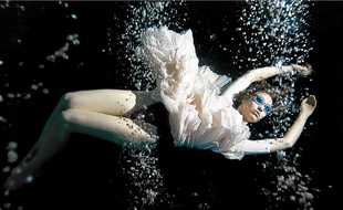 La comédienne et nageuse synchronisée dans la piscine des Gayeulles.