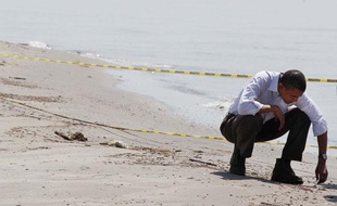 Le président Barack Obama inspecte une plage de Louisiane souillée par le pétrole échappé de la plateforme BP, le 28 mai 2010.