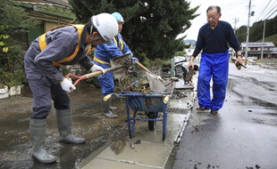 Des ouvriers et habitants de Kamaishi réparent les dégâts après le passage du typhon Hagibis, le 13 octobre 2019.