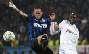 Le Marseillais Alou Diarra à la lutte avec Wesley Sneijder de l'Inter Milan, le 22 février 2012 à Marseille.