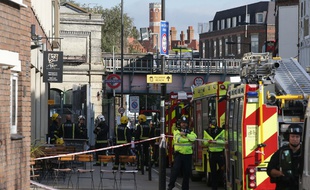 Les policiers sont sur les lieux après un "incident" dans une station de métro de Londres