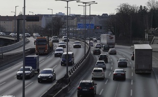 Des voitures circulent à Berlin, le 27 février 2018.