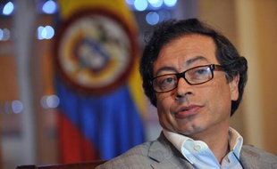 Figure de proue de la gauche en Colombie, le maire de Bogota, Gustavo Petro, a appelé le président Juan Manuel Santos à empêcher sa destitution qui vise, selon lui, à enrayer le processus de paix, le gouvernement s'opposant de son côté à toute ingérence étrangère.