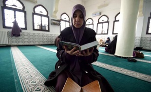 Fatma Zohra, une "mourchidate", guide spirituelle de l'islam nommée par le gouvernement algérien, lit le Coran à la mosquée d'Ennida à Alger, le 22 février 2015