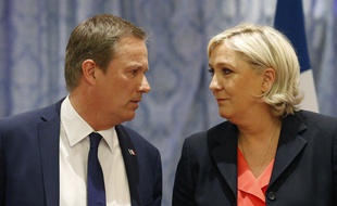 Nicolas Dupont-Aignan et Marine Le Pen, le 29 avril 2017 à Paris.