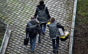 Des membres de la police scientifique, le 7 janvier 2015 à Paris près du siège du journal Charlie Hebdo
