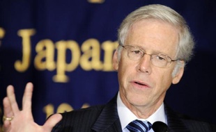 Le directeur général de l'Institut de la finance internationale (IIF), Charles Dallara, s'est refusé mercredi à émettre un jugement sur le projet de référendum de la Grèce, estimant que cela faisait partie du processus démocratique normal.