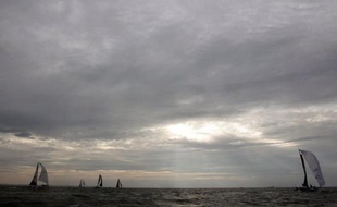 Une semaine après le départ mouvementé de la Transat Jacques Vabre du Havre (Seine-Maritime) pour le Costa Rica, la paire française Jean-Pierre Dick/Jérémie Beyou était sérieusement accrochée en tête des monocoques Imoca (18,28 m) mercredi.