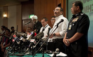 Le ministre malaisien de la Défense et des Transports, Hishammuddin Hussein (2e d) lors d'une conférence de presse le 16 mars 2014 à Kuala Lumpur