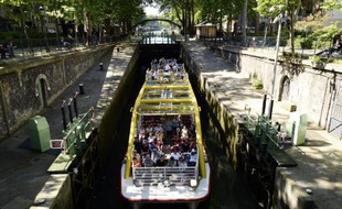 Un bateau dans une écluse du canal St Martin à Paris, le 6 juin 2014