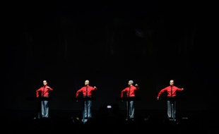 Le groupe électro allemand Kraftwerk se produit à Berlin, le 6 janvier 2015