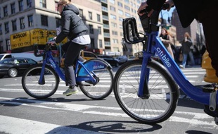 Des personnes sur des vélos en libre-service à New-York, le 21 mars 2014