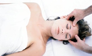 Le Shirotchampi est un massage du cuir chevelu qui permet de se relaxer.