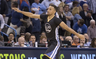 Stephen Curry au moment de marquer le panier de la victoire conte Oklahoma, le 27 février 2016.