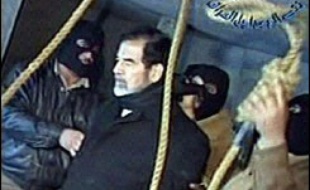 Les autorités irakiennes ont ordonné l'ouverture d'une enquête pour découvrir l'identité de l'auteur d'une vidéo pirate de la pendaison de Saddam Hussein, dont les partisans continuaient mardi de pleurer la mort dans son fief de Tikrit.