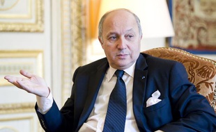 Laurent Fabius, ministre des Affaires étrangères, en interview dans son bureau du Quai d'Orsay, le 19 février 2013.