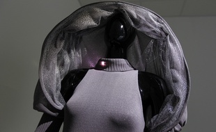 Une tenue fabriquée à partir de textile innovant présentée au CETI à Tourcoing.