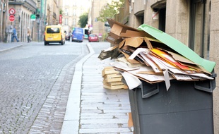 Des poubelles pleines dans les rues de Rennes.