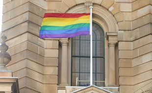 Un drapeau arc-en-ciel, symbole de la communauté LGBT .