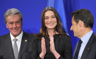 Alain Delon, Carla Bruni-Sarkozy et Nicolas Sarkozy lors d'une rencontre à Shanghai (Chine) avec des Français expatriés, le 30 avril 2010.