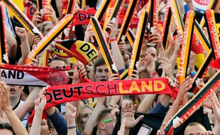 Des supporteurs allemands regardent le match Allemagne-France sur écran géant à Berlin, le 7 juillet 2016