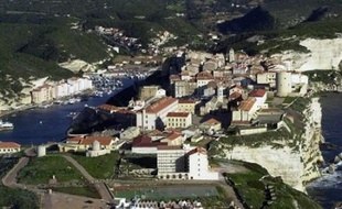 Au moins deux villas ont été entièrement détruites jeudi soir par des explosions qui ont provoqué des incendies qui se sont propagés au maquis environnant, à Cala Longa, près de Bonifacio (extrême sud de la Corse), ont indiqué les services intérieurs de l'île.