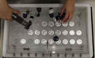 Des capsules de café en train d'être testées.