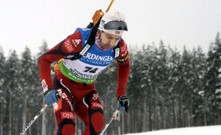 Le Norvégien Ole Einar Bjoerndalen a remporté dimanche la poursuite 12,5 km de Kontiolahti (Finlande), sa 93e victoire en Coupe du monde de biathlon, devant le Français Martin Fourcade et le Russe Dmitry Malyshko.