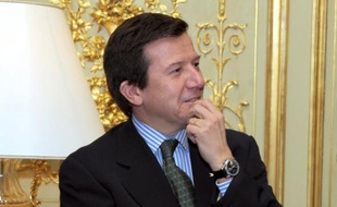 Le patron du groupe hôtelier Accor, Gilles Pélisson a été débarqué brusquement de la direction mercredi et remplacé par Denis Hennequin, PDG de McDonald's Europe, un expert de la franchise qui a fait de la marque américaine le numéro un de la restauration en France.