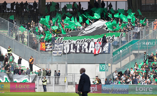 Des ultras en parcages visiteurs, une image de plus en plus rare dans le foot français. .