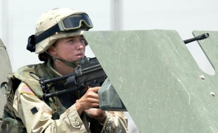Une femme soldat dans l'armée américaine, le 13 juin 2003 à Mossoul, au nord de l'Irak