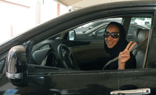 La militante Manal al Sharif conduit à Dubai (Emirats arabes unis), le 22 octobre, en signe de solidarité avec les Saoudiennes qui n'en ont pas le droit.
