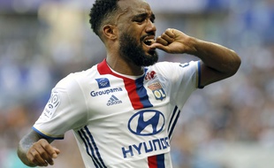 Alexandre Lacazette a vite compris que sa blessure intervenue en fin de match samedi risquait d'être très sérieuse.