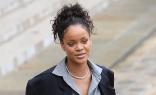 Rihanna dans la cour du Palais de l'Elysée après avoir rencontré Emmanuel Macron le 26 juillet 2017.