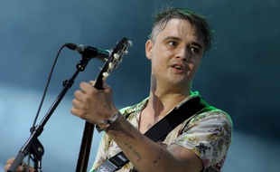 Pete Doherty, ici en 2016 lors d'un concenrt à Carhaix-Plouguer, a été arrêté dimanche 10 novembre 2019 à Paris après une bagarre.