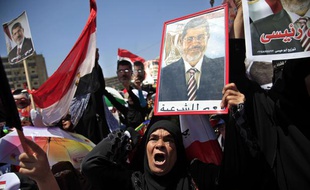 Des partisans du président déchu issu des Frères musulmans, Mohamed Morsi, manifestent le 26 juillet 2013 à Nasr City, en Egypte.