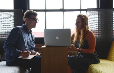 Relations entre collègues, adultère… Que risquez-vous au taf ?