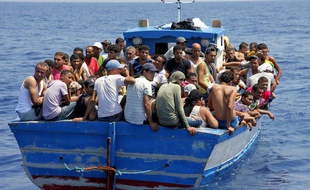 Illustration d'un bateau d'immigrés clandestins en Italie.